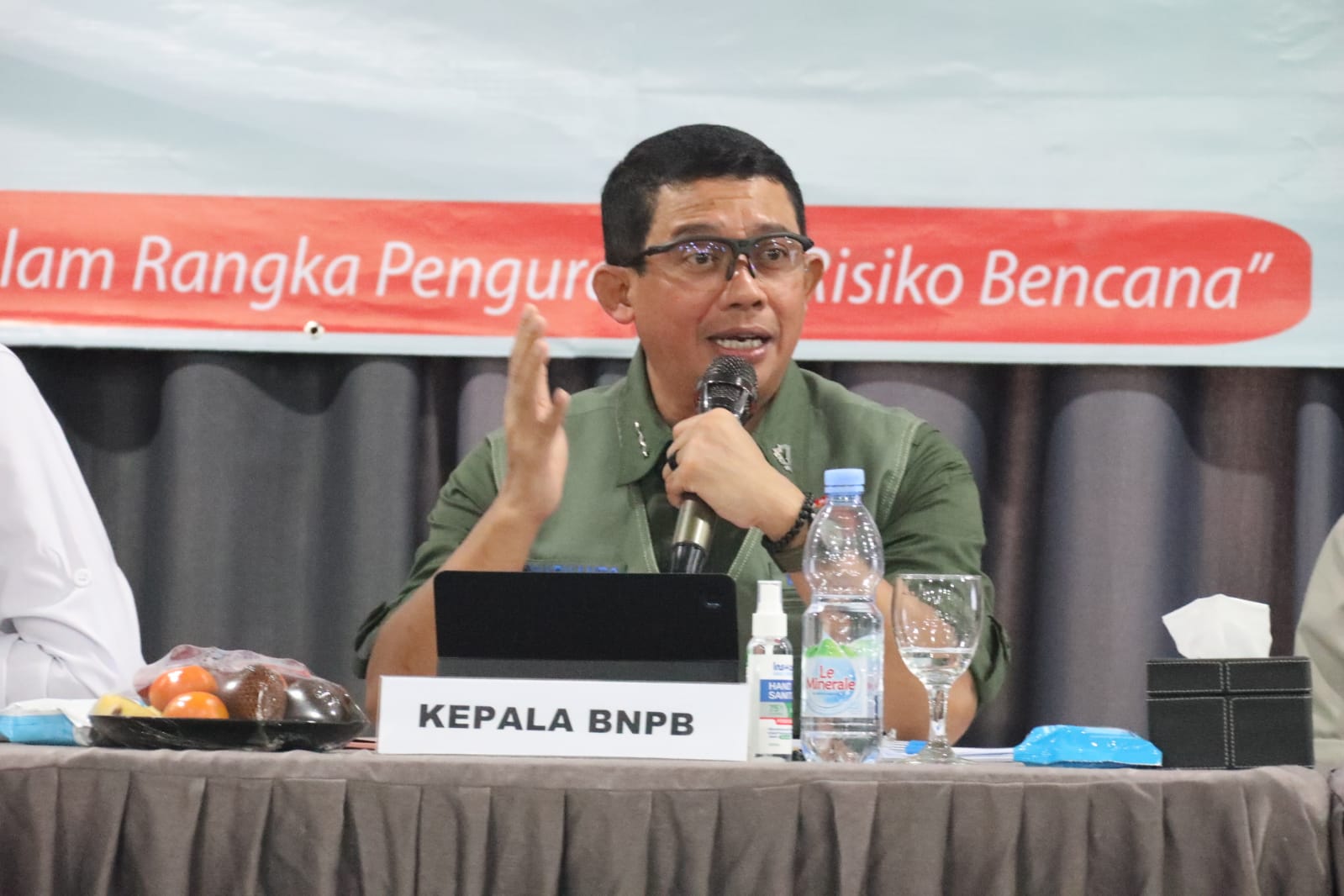 Kepala BNPB Letjen TNI Suharyanto (rompi hijau kemeja hijau) saat memimpin Rapat Koordinasi Penyelenggaraan Rehabilitasi dan Rekonstruksi wilayah Provinsi Jawa Barat di Kabupaten Subang, Jawa Barat, pada Kamis (24/8).